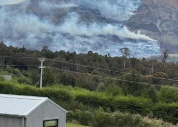 Helicopters with monsoon buckets tackle Queenstown blaze