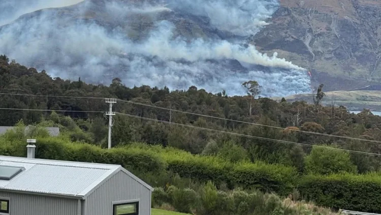 Helicopters with monsoon buckets tackle Queenstown blaze
