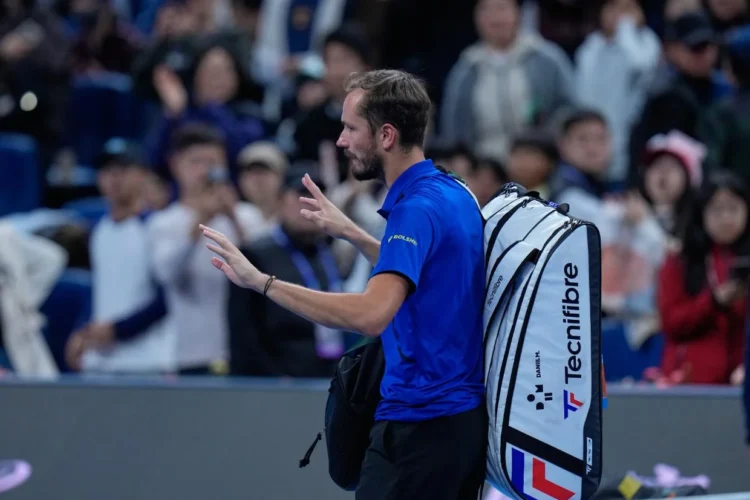 Medvedev disqualified for hitting spectator with a ball during semifinal