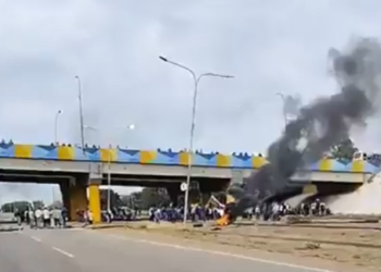 Workers from basic companies block the Simón Bolívar highway in demand of decent wages and political guarantees