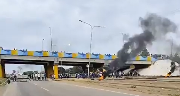 Workers from basic companies block the Simón Bolívar highway in demand of decent wages and political guarantees