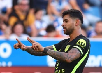 Atlético wins 2-1 against Alavés and maintains its second place