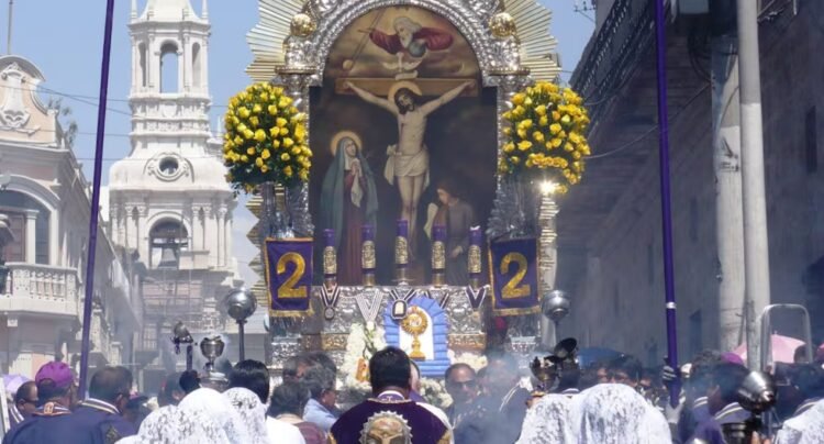 First tour of the Lord of Miracles: these are the streets of the procession