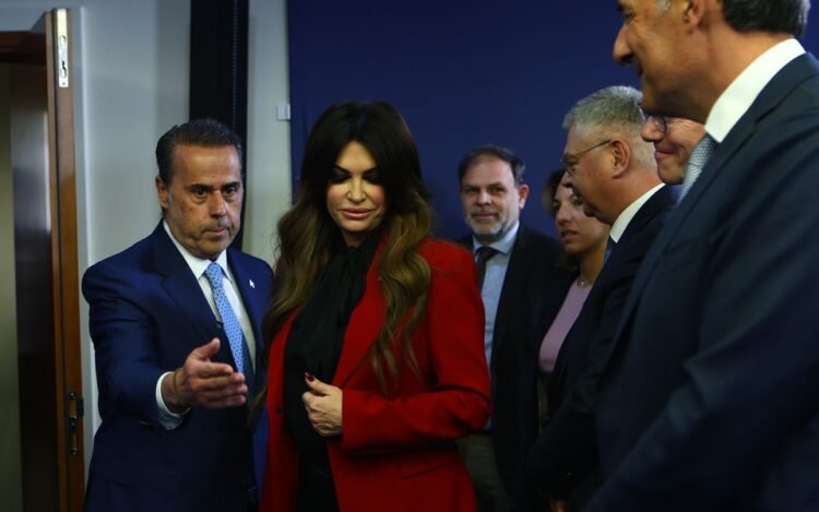 Travels by private planes and connections with lobbyists, the American ambassador in Athens under investigation – Shqip.com