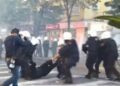 3 hours of revolt! Students continue their resistance in front of the Ministry of Education, the police respond with tear gas and pressurized water – Shqip.com