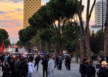 The protest turns into a parody, 3 different schedules are announced for the rally. Chaos among students, who sabotaged the youth? – Shqip.com
