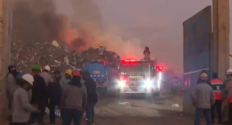 Villa El Salvador: more than 14 fire brigade units attend to fire in recycling warehouse | latest