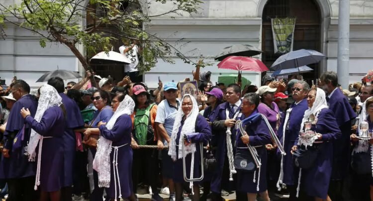 Faith under the sun: the challenge of accompanying the Lord of Miracles among the heat, exhaustion and congested streets apuesplan