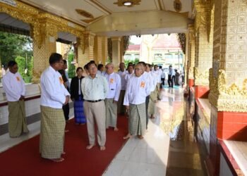 President U Min Aung Hlaing pays homage to Lawka Marazein Buddha Image, Shwetaungsar Pagoda in Dawei
