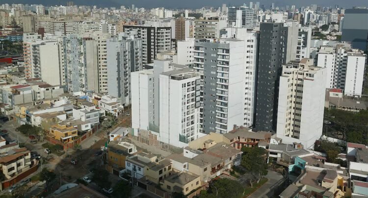 The city before the home, Víctor Gálvez