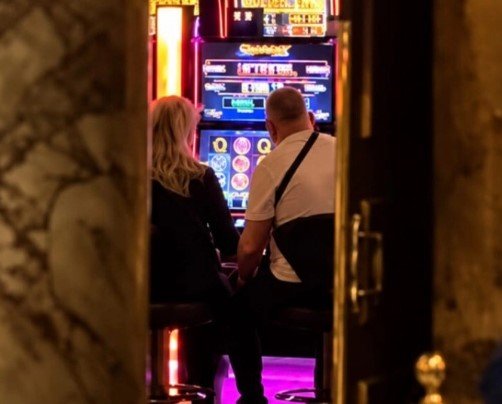 Scandal/Denunciation: The director and the assistant director were gambling in the casino, the children were waiting outside – Shqip.com