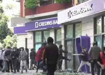 Protesters break and loot businesses/ Journalist warns: Beware, robbing banks punishes you with up to 20 years in prison – Shqip.com