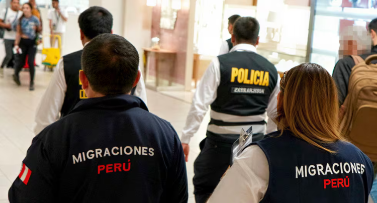 Migrations: 12 people arrested for illicit trafficking of migrants and computer fraud: police and officials included