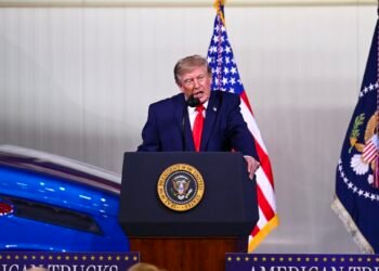 Trump throws away a glass of water to compare fuel savings with Venezuelan oil