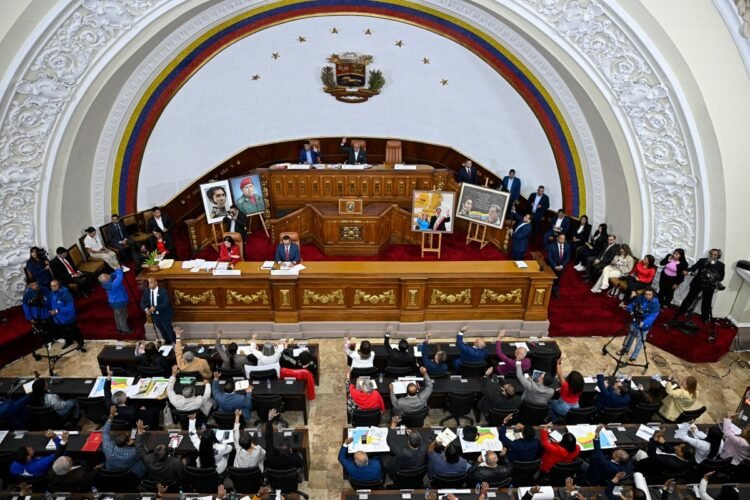 Who are the 12 civilians chosen to renew the TSJ