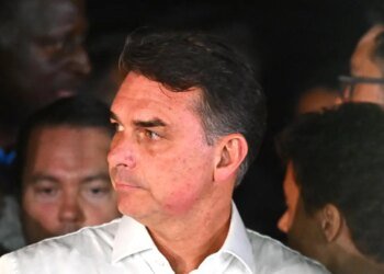 Flávio Bolsonaro arrives in the United States after fleeing Brazil
