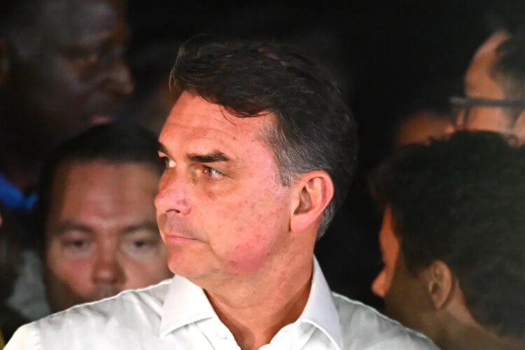 Flávio Bolsonaro arrives in the United States after fleeing Brazil