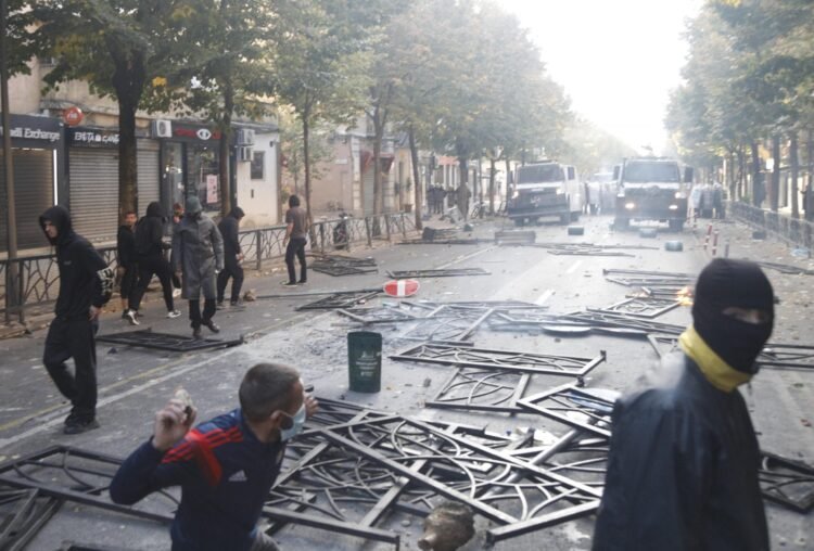 When stones replace arguments, both the protest and the state are lost – Shqip.com