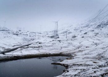 Swiss mountain passes close early after first snowfall