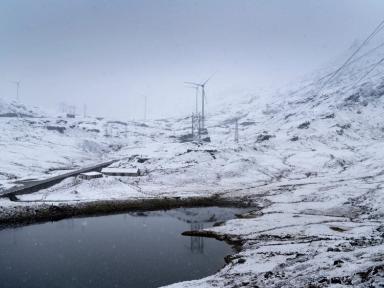 Swiss mountain passes close early after first snowfall