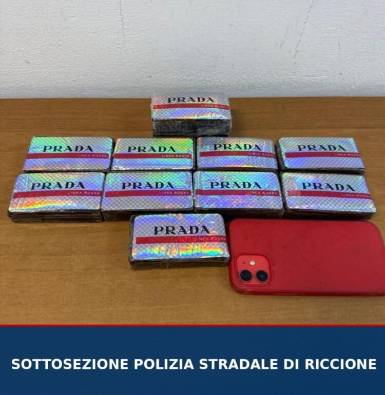 Riccione, chase through the fields: over a kilo of hashish seized