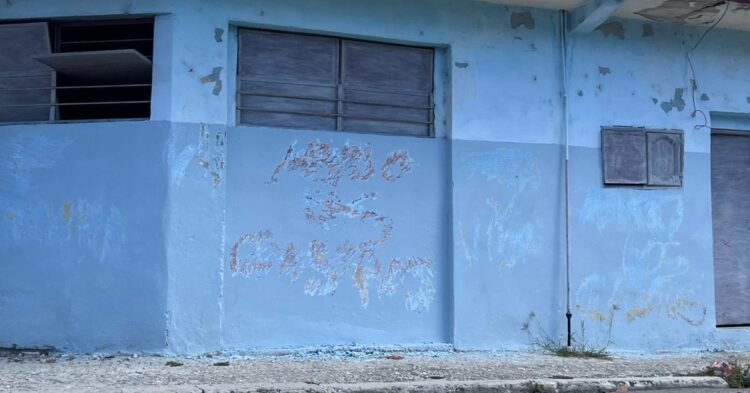 Posters: “Down with the Castros”, a poster against the regime in Guanabacoa