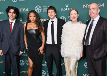 Azerbaijani actor Shahmar Alakbarov’s grandson Eldar Isgandarov honors Julianne Moore in U.S. (PHOTO/VIDEO)