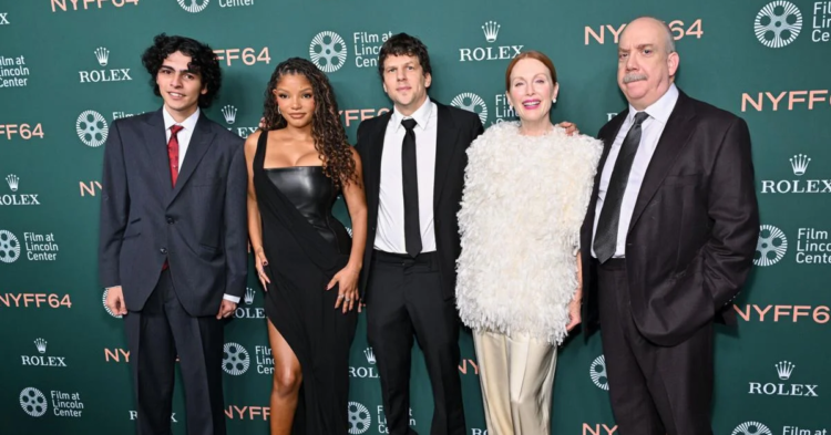 Azerbaijani actor Shahmar Alakbarov’s grandson Eldar Isgandarov honors Julianne Moore in U.S. (PHOTO/VIDEO)