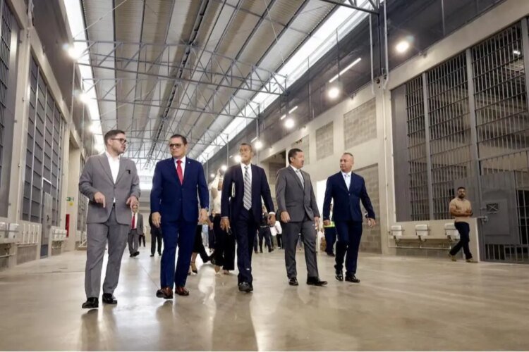 Minister Frank Ábrego visits maximum containment prison in Costa Rica and evaluates its model, according to Infobae