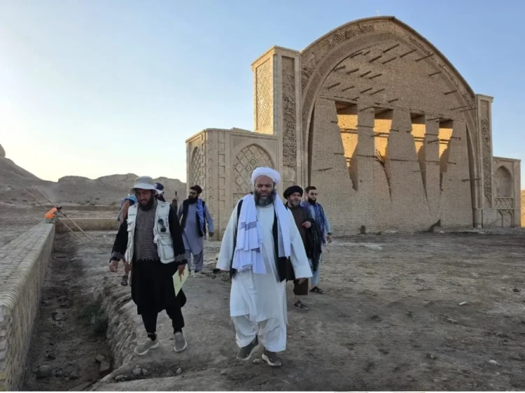 The Minister of Culture and Art visited the historic sites of Taq Bast and Chah Bast