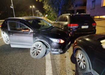 in Marino, car loses control on the highway and hits two parked cars