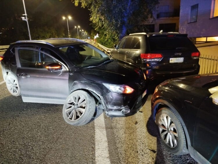 in Marino, car loses control on the highway and hits two parked cars