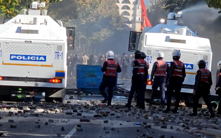 The 5th day of protests closes – the balance is burdened by 59 injured, among them 34 policemen, 21 protesters and 4 passers-by