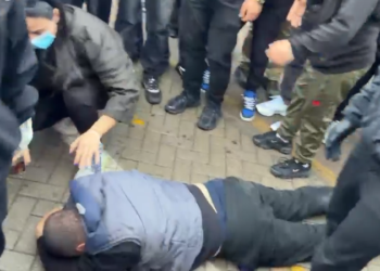 The protester spoke in favor of dialogue, is abused by others and ends up lying on the ground (VIDEO) – Shqip.com
