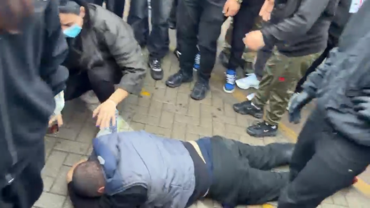 The protester spoke in favor of dialogue, is abused by others and ends up lying on the ground (VIDEO) – Shqip.com
