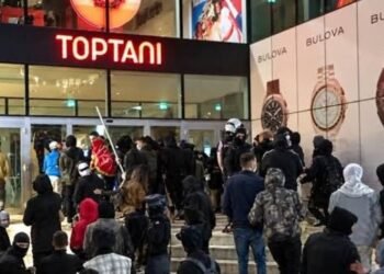 The violent crowd gets out of control, orders are given through text messages to burn the Toptani shopping center – Shqip.com