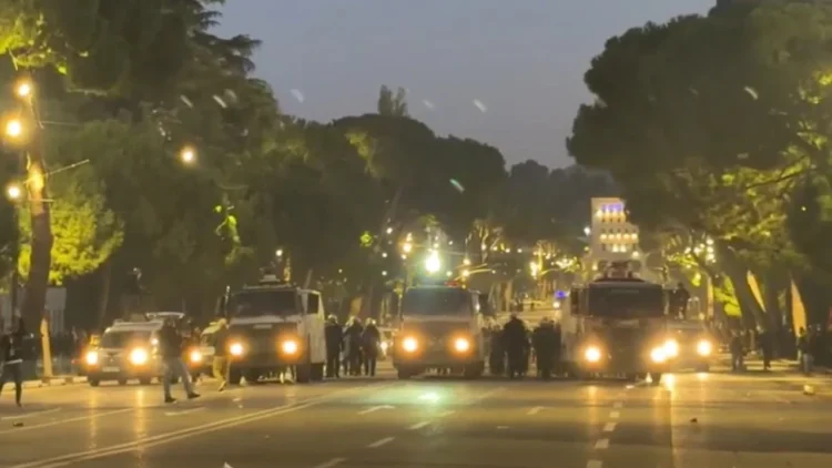 The protest near the Ministry of the Interior becomes tense, the protesters are divided into two groups, the police try to disperse them with cars