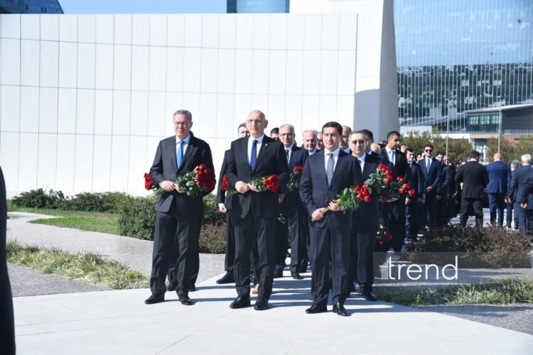 Azerbaijani officials pay tribute at Victory Park Memorial on Remembrance Day (PHOTO/VIDEO)